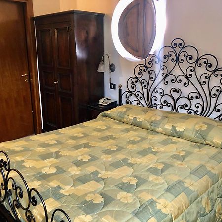 Hotel Bucaneve Пескасероли Екстериор снимка